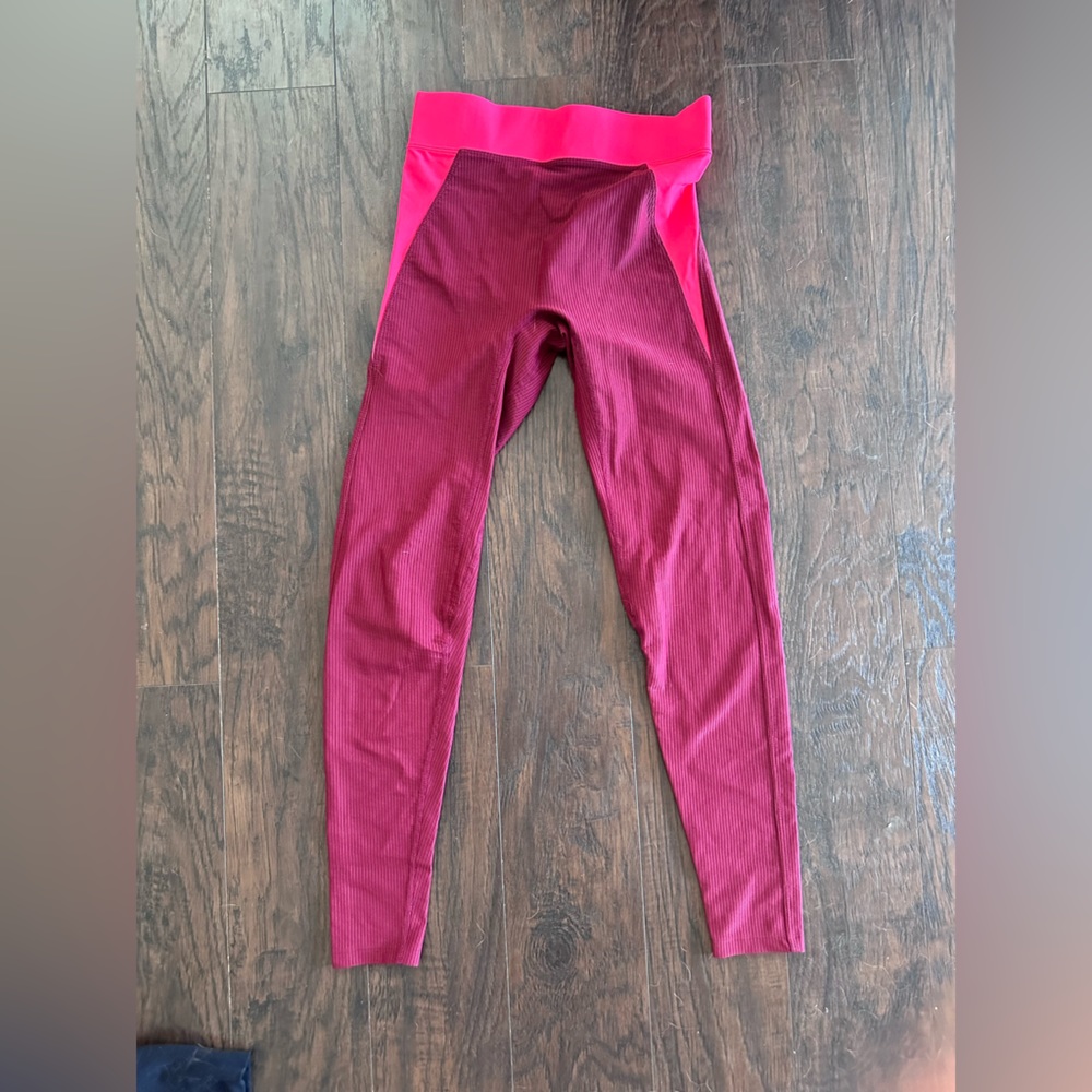 Heroine pink/burgundy ribbed leggings. XS.